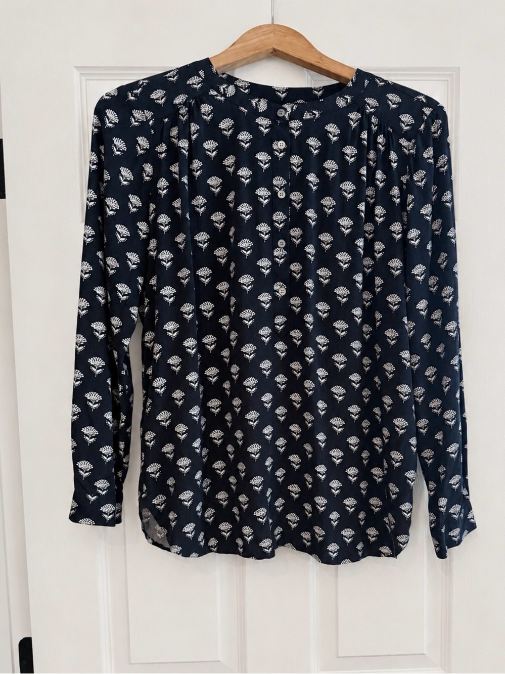 LOFT Outlet Women’s M Navy White Floral Print Button Front Rayon Blouse